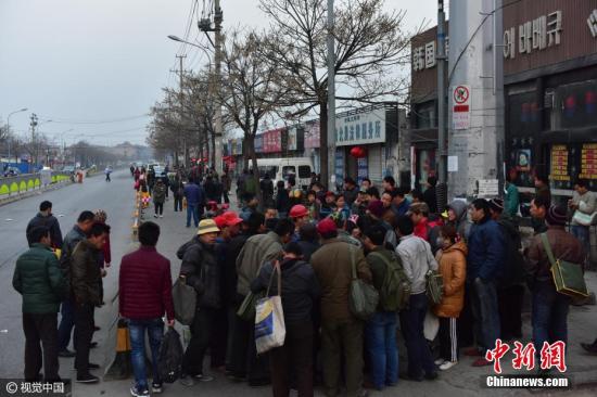 2017年2月16日清晨，濟(jì)南市二環(huán)西路與經(jīng)六路延長(zhǎng)線(xiàn)交匯處人頭攢動(dòng)，上千名農(nóng)民工在此聚集“趴活”。這個(gè)勞務(wù)市場(chǎng)被稱(chēng)為“濟(jì)南最大自發(fā)性馬路勞務(wù)市場(chǎng)”。春節(jié)過(guò)后，還沒(méi)有農(nóng)忙的村民開(kāi)始陸續(xù)返城務(wù)工。由于農(nóng)民工沒(méi)有技術(shù)，他們多數(shù)只能從事一些體力勞動(dòng)，目前濟(jì)南多數(shù)工地還未開(kāi)工，“人多活少”現(xiàn)象普遍，許多民工等上一天都等不來(lái)活。 圖片來(lái)源：視覺(jué)中國(guó)